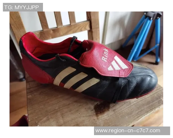 探索adidas猎鹰足球鞋的卓越性能与时尚设计助你在赛场上闪耀风采 探索adidas猎鹰足球鞋的卓越性能与时尚设计助你在赛场上闪耀风采