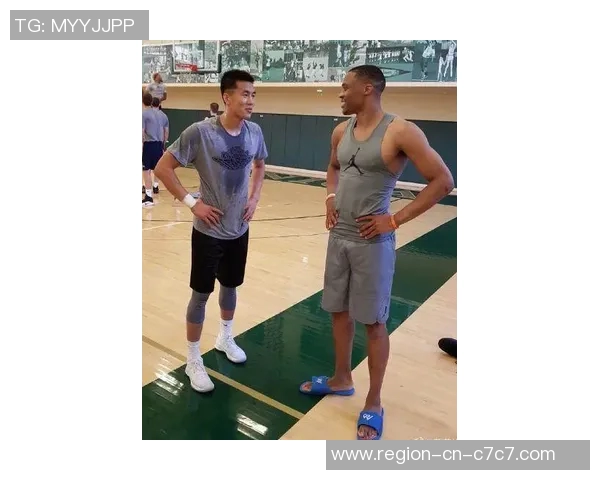 打篮球时如何正确使用绷带保护运动员的关节与肌肉避免受伤